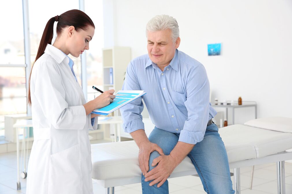 Dọkita kan ṣe ilana ilana itọju kan fun alaisan fun arthrosis ti isẹpo orokun